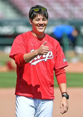 投手指名練習に参加して汗を流し明るい表情を見せる九里（撮影・立川洋一郎）