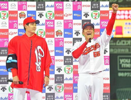 　久しぶりのヒーローインタビューで絶叫する松山。左は九里