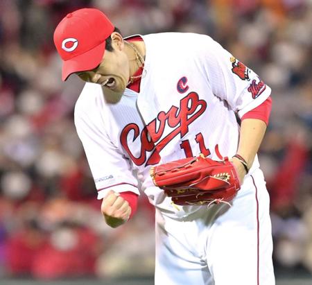 　７回、巨人・岡本和を併殺打に打ち取ってガッツポーズを見せる広島・九里（撮影・立川洋一郎）