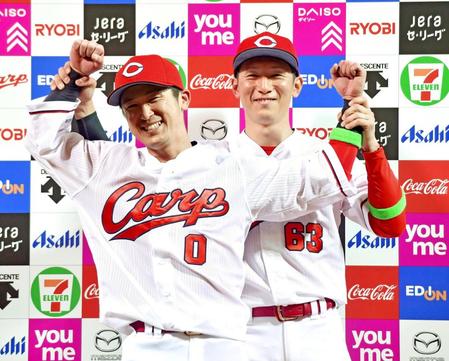 お立ち台で笑顔を見せる上本（左）と西川＝３月２９日