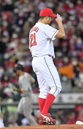 　８回、吉川（左）に逆転２ランを浴びて肩を落とす中崎（撮影・立川洋一郎）