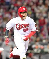 　６回、勝ち越し適時打を放ち雄たけびを上げて一塁へ駆ける松山（撮影・立川洋一郎）