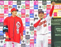 　久しぶりのヒーローインタビューで絶叫する松山。左は九里