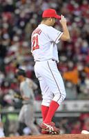 　８回、吉川（左）に逆転２ランを浴びて肩を落とす中崎（撮影・立川洋一郎）