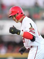 　２回、先制適時打を放ち、一塁上で気合の表情を見せる会沢（撮影・立川洋一郎）