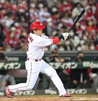 　４回、左翼線へ適時二塁打を放つ長野（撮影・立川洋一郎）