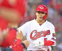 　２回、上本の併殺打の間に生還し、ナインの出迎えを受ける長野（撮影・立川洋一郎）