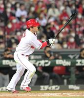 　７回、左中間へ２点適時二塁打を放つ長野（撮影・立川洋一郎）