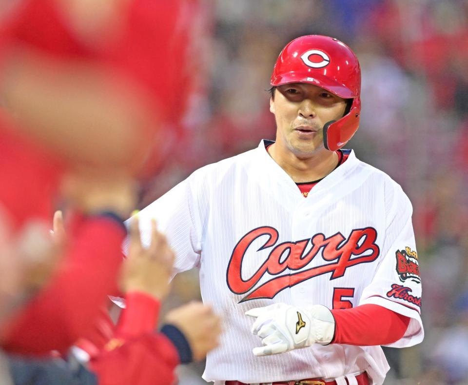 　２回、上本の併殺打の間に生還し、ナインの出迎えを受ける長野（撮影・立川洋一郎）