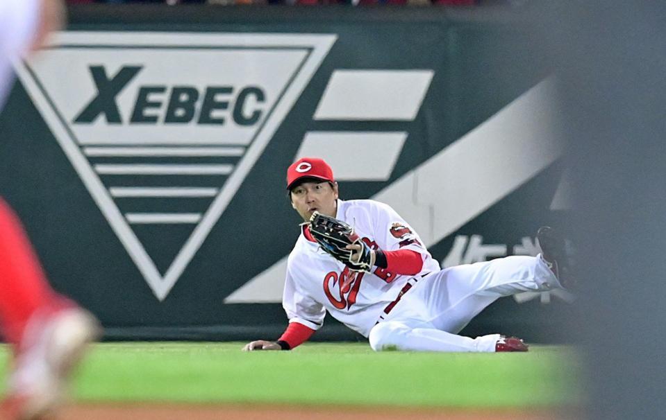 　６回、中田の左飛を好捕する長野（撮影・立川洋一郎）