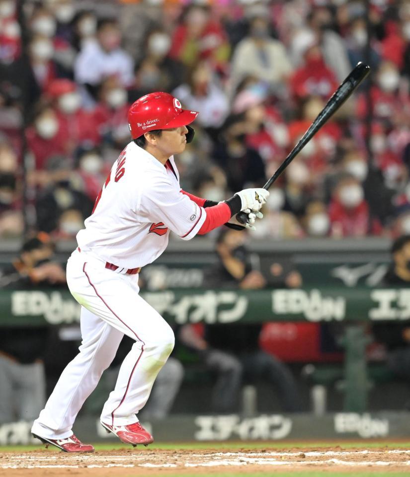 　７回、左中間へ２点適時二塁打を放つ長野（撮影・立川洋一郎）