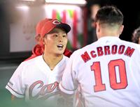 　７回を投げ終えてベンチへ戻り、好守をみせた一塁手・マクブルームに声を掛ける玉村