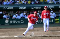 　３回、森下は右中間に走者一掃の適時三塁打を放つ（撮影・山口登）