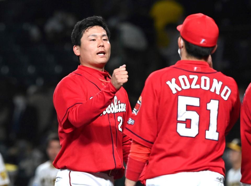 　最後を締めてナインとタッチを交わす栗林（撮影・田中太一）