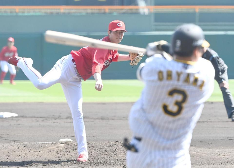 　１回、大山（手前）を空振り三振に仕留める森下（撮影・田中太一）