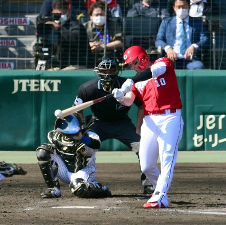 　３回、二塁内野安打を放つ（捕手・梅野）＝撮影・山口登