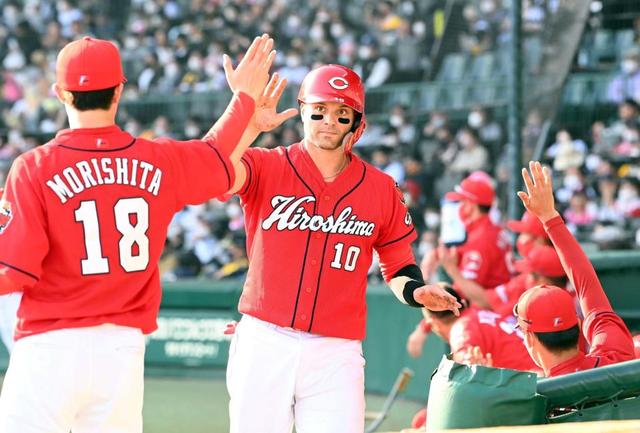 広島・マクブルーム　３０歳誕生日に自ら祝福打！頭部死球から復帰戦でマルチ