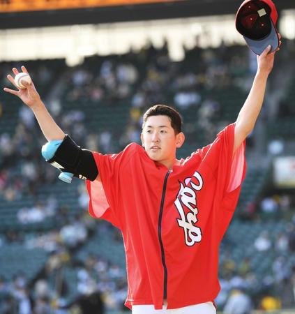 　ウイニングボール手に、スタンドの声援に応える遠藤（撮影・田中太一）