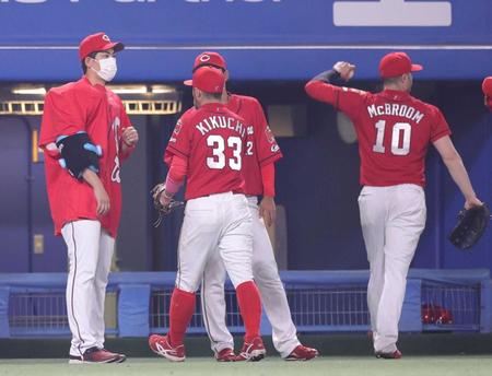 　８回、勝ち越しを許したナインを鼓舞する（左）＝撮影・坂部計介