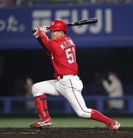 　７回、小園は右中間に二塁打を放つ（撮影・坂部計介）