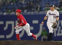 　７回、小園は右中間に二塁打を放つ（撮影・坂部計介）