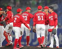 　ヤクルトに勝利し、笑顔でマウンドに集まる（右から）栗林、坂倉、小園、菊池涼、田中広、会沢、西川（撮影・坂部計介）