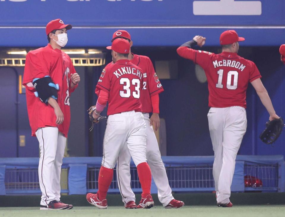 　８回、勝ち越しを許したナインを鼓舞する（左）＝撮影・坂部計介