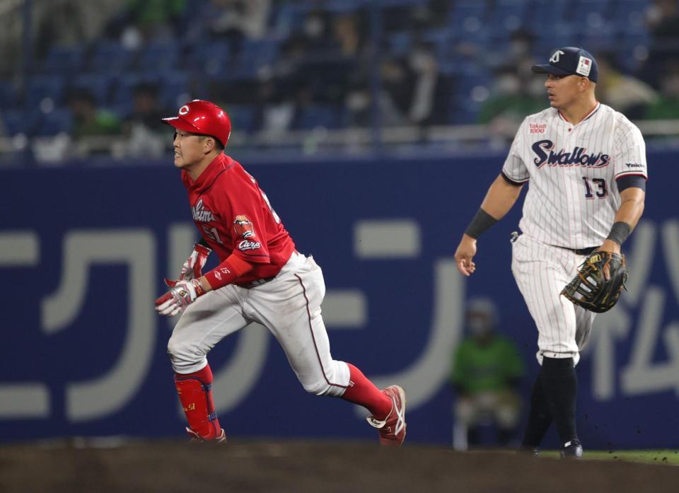 　７回、小園は右中間に二塁打を放つ（撮影・坂部計介）