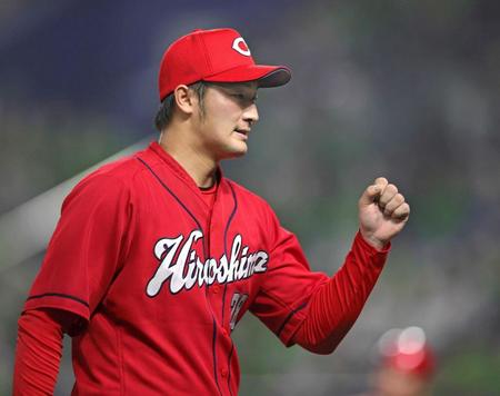 　４回、ピンチをしのいだ床田はベンチ前でガッツポーズ（撮影・坂部計介）