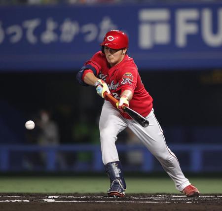 　６回、床田は送りバントを決める（撮影・坂部計介）