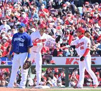 　３回、同点に追いつく２点適時打を放ち小窪コーチ（右）とタッチを交わすマクブルーム（撮影・立川洋一郎）