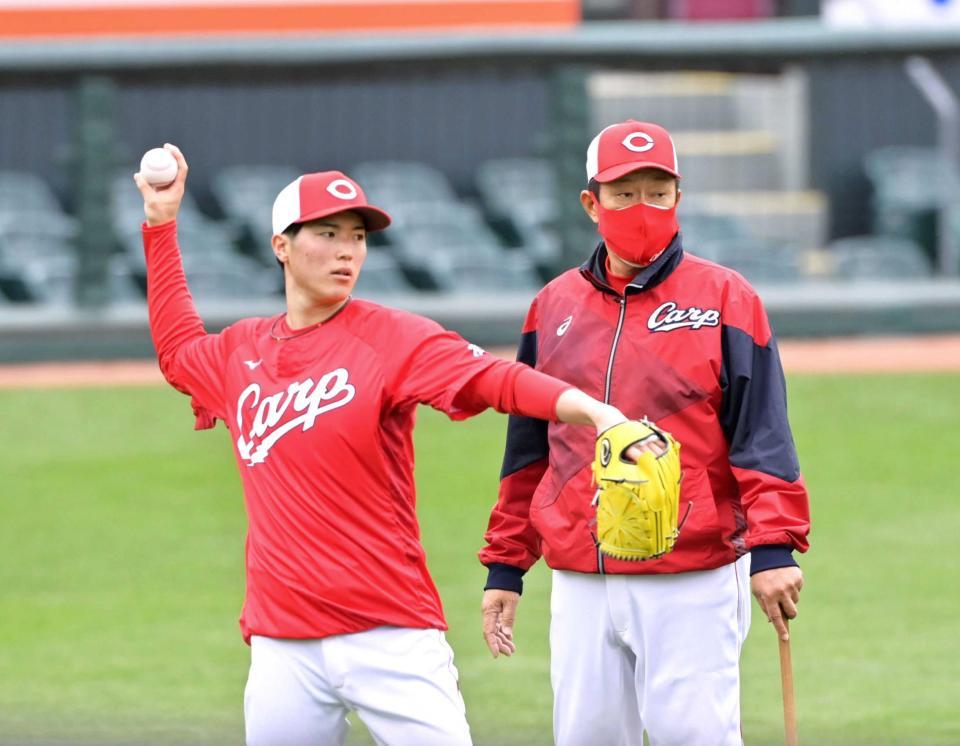 キャッチボールをする森下（左）に話しかける佐々岡監督（撮影・立川洋一郎）