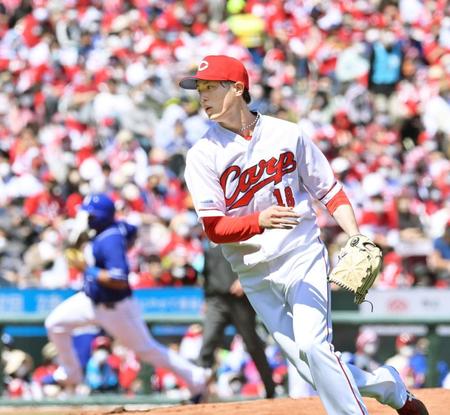 １回、木下に適時打を打たれベースカバーに走る森下。左は生還する二走・ビシエド（撮影・立川洋一郎）