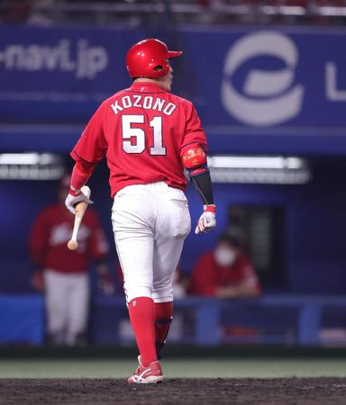 三振に倒れベンチに戻る小園