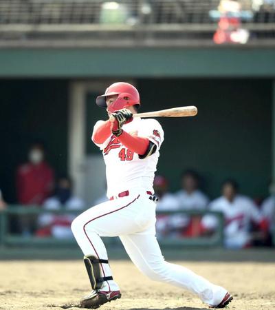 左前打を放つ広島・正随　