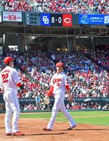 ２回表を投げ終えて８失点。力なくベンチへ引き揚げる森下（撮影・立川洋一郎）