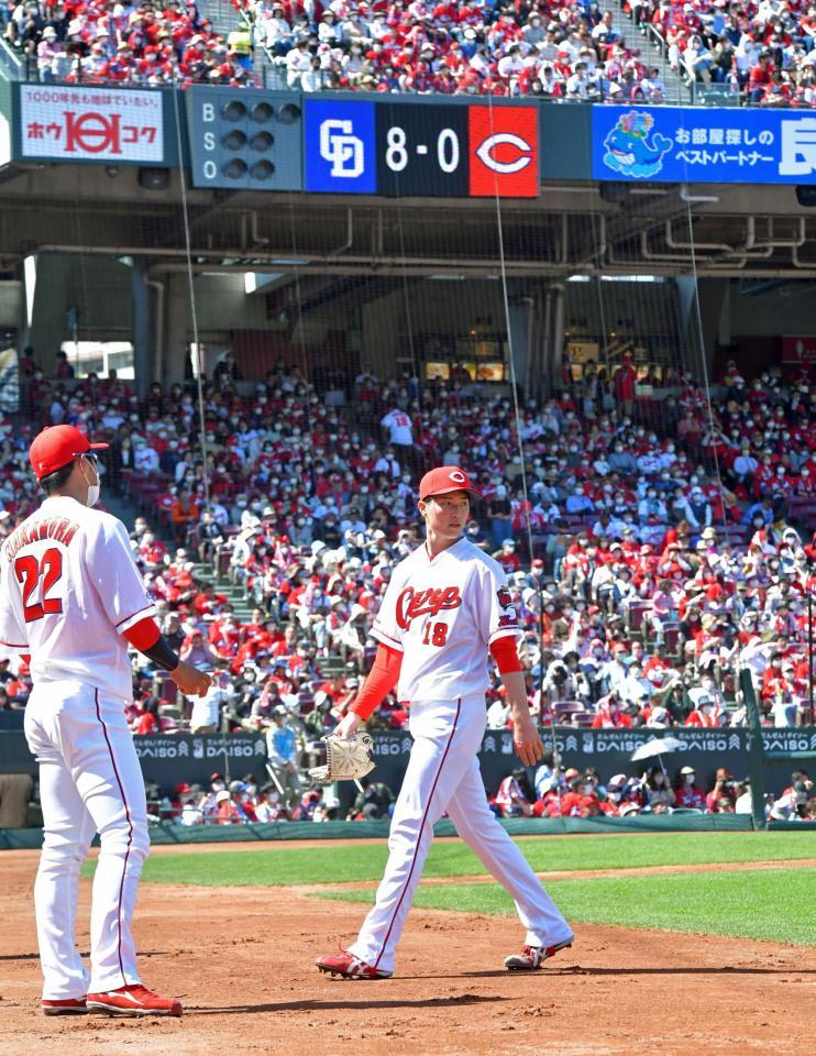 ２回表を投げ終えて８失点。力なくベンチへ引き揚げる森下（撮影・立川洋一郎）