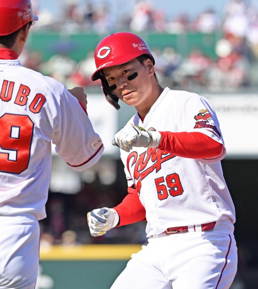 　６回、左前打を放ち一塁上で小窪コーチとタッチを交わす大盛（撮影・立川洋一郎）