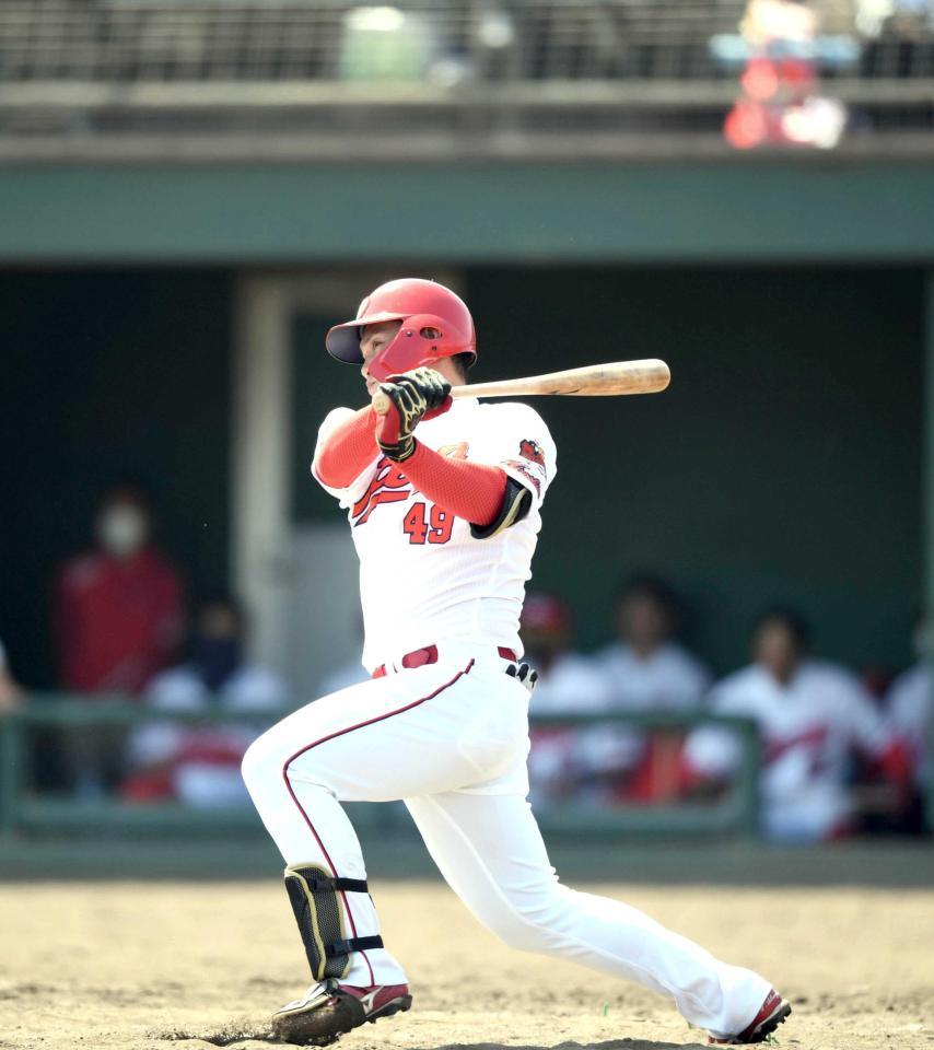 左前打を放つ広島・正随　