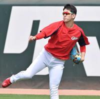 　遠投を繰り返して調整する遠藤（撮影・立川洋一郎）