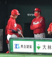 　６回、好機で三振に倒れた小園（左）を険しい表情で見つめる佐々岡監督（撮影・伊藤笙子）