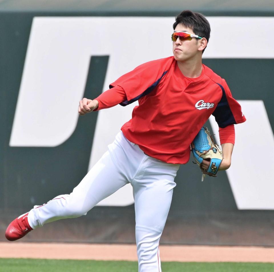 　遠投を繰り返して調整する遠藤（撮影・立川洋一郎）