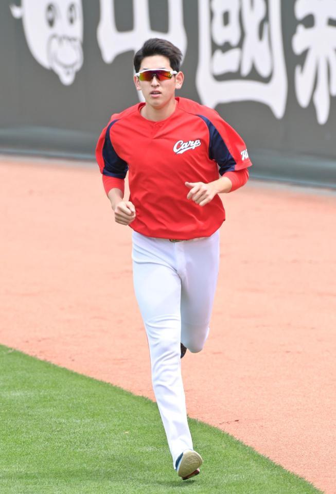 　走り込みで汗を流す遠藤（撮影・立川洋一郎）