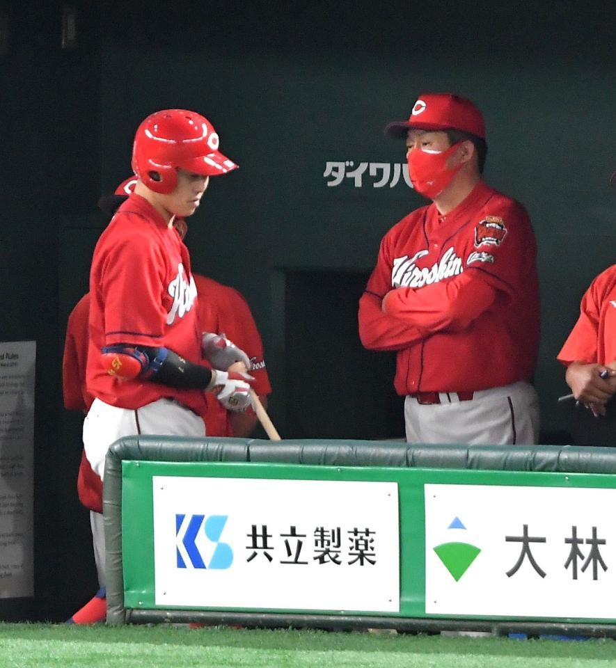 　６回、好機で三振に倒れた小園（左）を険しい表情で見つめる佐々岡監督（撮影・伊藤笙子）