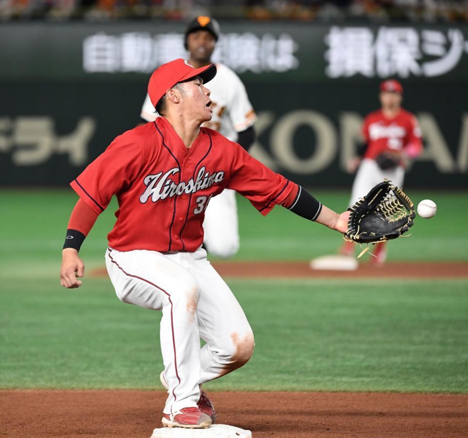 　５回、ウォーカーの打球をファンブルする坂倉（撮影・棚橋慶太）