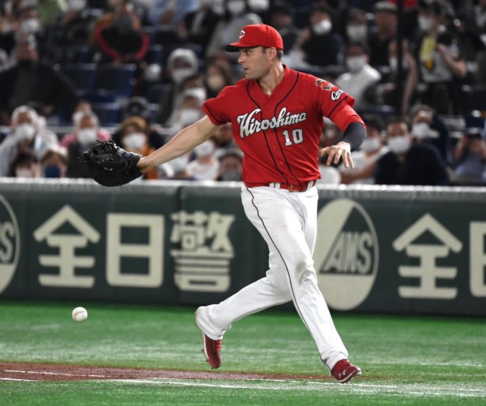 　５回、大城のライン際の打球を見送るマクブルーム（撮影・棚橋慶太）