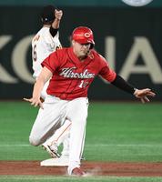 　２回、会沢の右飛で三塁へ進塁できなかったマクブルーム（撮影・棚橋慶太）