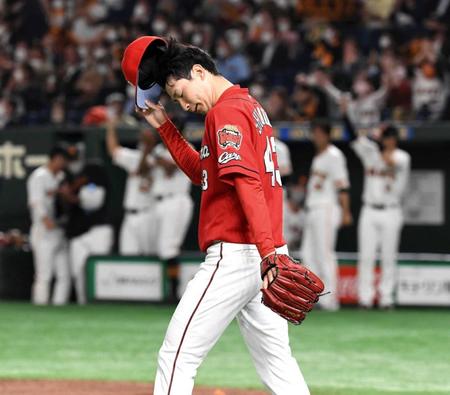 　８回、中島の適時打で５点目を失い、うなだれる島内（撮影・棚橋慶太）