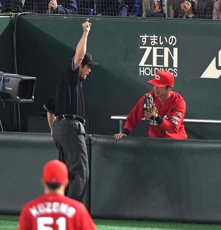 　５回、ポランコの打球を追ってカメラマン席に飛び込み、捕球した三塁手の上本（左）＝撮影・伊藤笙子