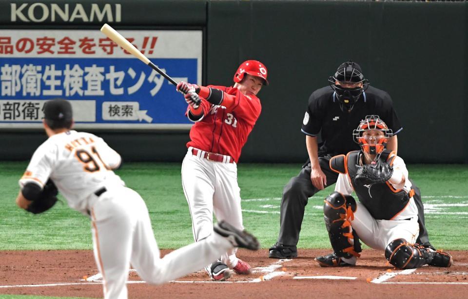 　２回、堀田（手前）から２ランを放つ坂倉（撮影・伊藤笙子）